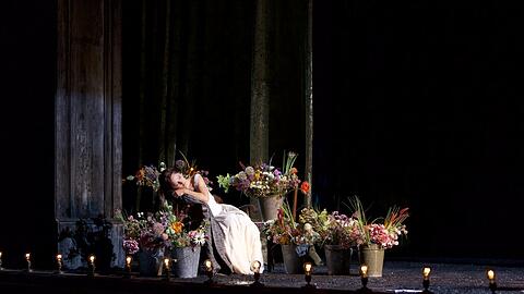 Die Sopranistin Camille Schnoor als Tatjana in Tschaikowskys Oper "Eugen Onegin" im Gärtnerplatztheater.