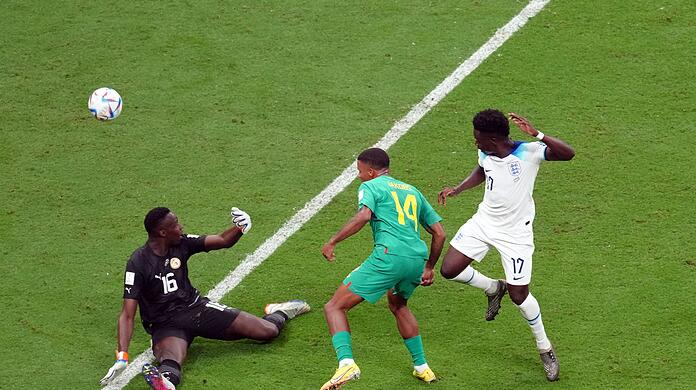 Bukayo Saka (r) erzielt für England das Tor zum 30 gegen Senegals Ismail Jakobs (M) und Torwart Edouard Mendy.