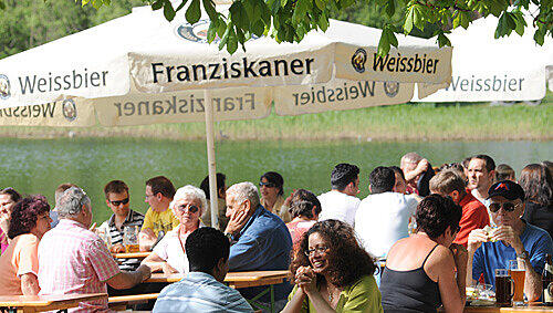 Hier lässt sich’s gut und lange aushalten – mit der ein oder anderen kühlen Maß und einer Brotzeit: im idyllisch gelegenen Michaeligarten am Ostparksee. Hier lässt sich’s gut und lange aushalten – mit der ein oder anderen kühlen Maß und einer Brotzeit: im idyllisch gelegenen Michaeligarten am Ostparksee.