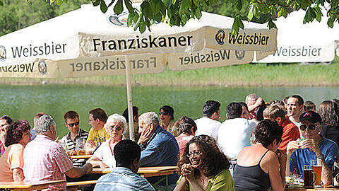 Hier lässt sich&rsquo;s gut und lange aushalten &ndash; mit der ein oder anderen kühlen Maß und einer Brotzeit: im idyllisch gelegenen Michaeligarten am Ostparksee.
