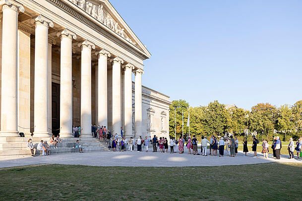 Anstehen f&uuml;r Theatergenuss: Samstagvormittag ist im Innenhof der Glyptothek das St&uuml;ck "Dionysos" zu sehen.