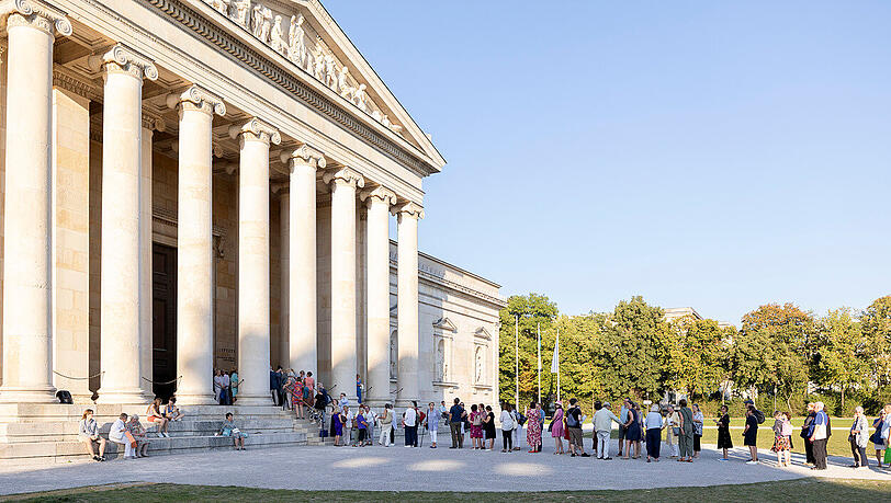 Anstehen für Theatergenuss: Samstagvormittag ist im Innenhof der Glyptothek das Stück "Dionysos" zu sehen. Anstehen für Theatergenuss: Samstagvormittag ist im Innenhof der Glyptothek das Stück "Dionysos" zu sehen.