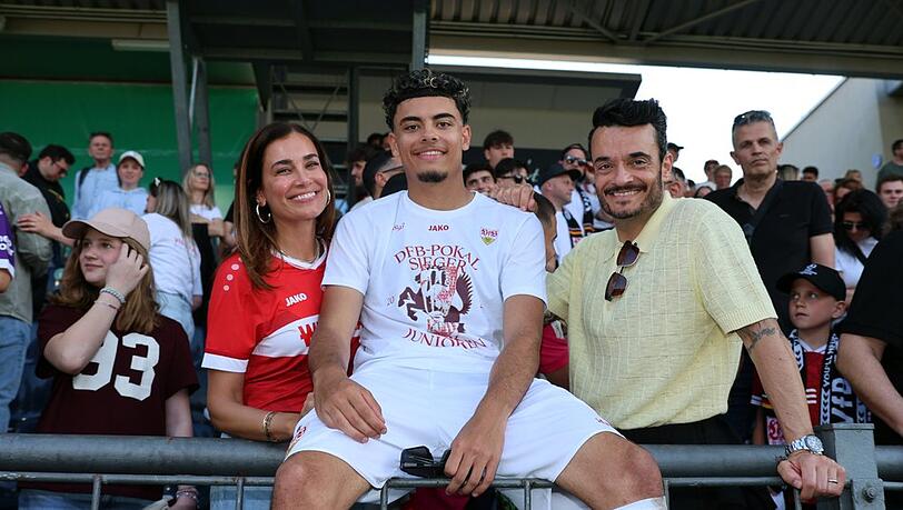 Jana Ina und Giovanni Zarrella mit ihrem Sohn Gabriel im Stadion.