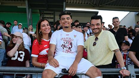 Jana Ina und Giovanni Zarrella mit ihrem Sohn Gabriel im Stadion.