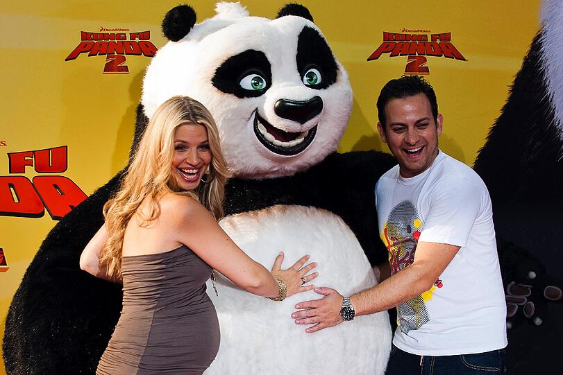 Susan Sideropoulos ist schwanger wie Panda: Auf dem roten Teppich in Berlin präsentiert die Schauspielerin ihren Baby-Bauch. Hape Kerkeling und Jack Black liefern sich einen Kampf für die Fotografen. Die Bilder von der Filpremiere für den Animationsfilm "Kung Fu Panda 2".