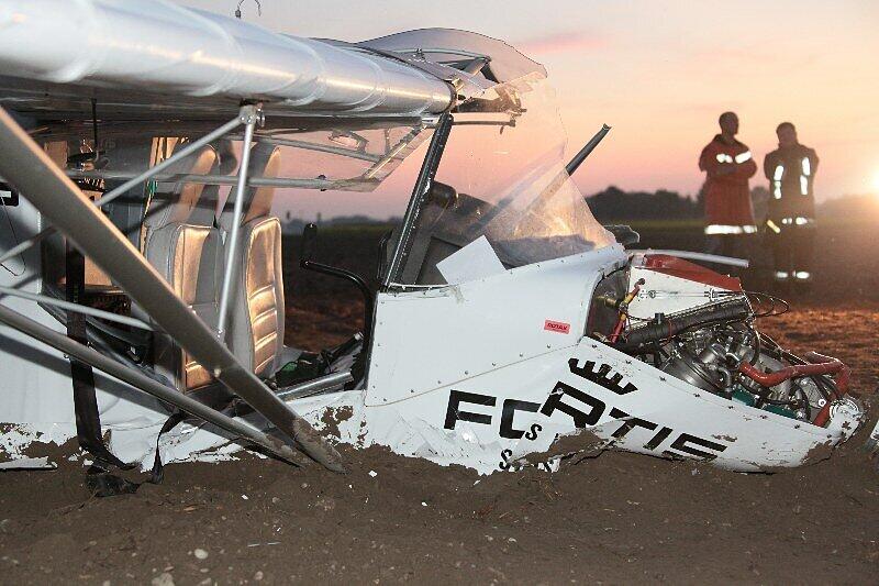 Warum das Ultraleichtflugzeug am Mittwochabend am Flugplatz Ellermühle abstürzte, ist bisher nicht klar. Die beiden Insassen mussten schwer verletzt aus dem Wrack geborgen werden.