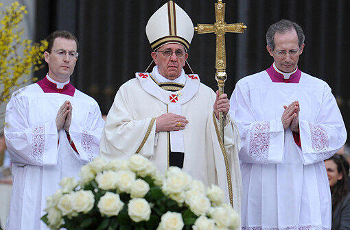 Die Ankunft von Papst Franziskus bei der Ostermesse im Vatikan.