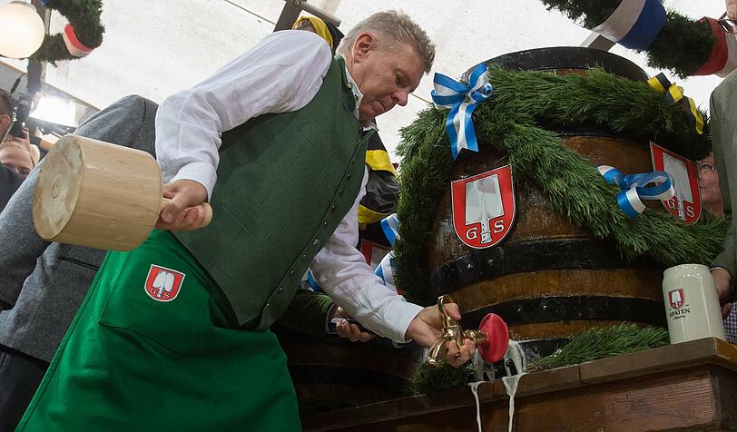 20.9.2014: Nach 20 Jahren Christian Ude eröffnet Dieter Reiter zum ersten Mal das Oktoberfest .Ein Schlag, dann zwei, dann drei, dann vier &ndash; da rutscht dem neuen Oberbürgermeister ein unfeines Wort der Unzufriedenheit heraus. "Scheiß drauf, Wurscht! O'zapft is", soll er gesagt haben.