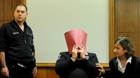Der 38-jährige Krankenpfleger ist wegen dreifachen Mordes und zweifachen Mordversuchs angeklagt. Die Polizei prüft derzeit allerdings noch 200 weitere Fälle.