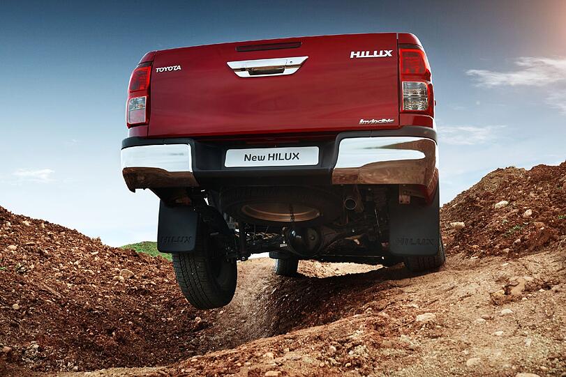 Mehr Verschränkung, mehr Böschungswinkel: Der Toyota Pick-up gibt im Gelände eine gute Figur ab.