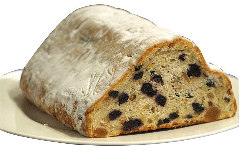Für Rosinenhasser: DER HEIDELBEER-QUITTEN-STOLLEN - Rosinengeschmack ist nicht jedermanns Sache. Zumindest beim Bäcker Traublinger haben so viele Kunden nach Alternativen gefragt, dass dem Juniorchef diese hier eingefallen ist. Drin sind kandierte Heidelbeeren, Quitten, Mandeln, und viel, viel Butter. Das Ergebnis schmeckt unglaublich fruchtig, und wunderbar nach Wald.