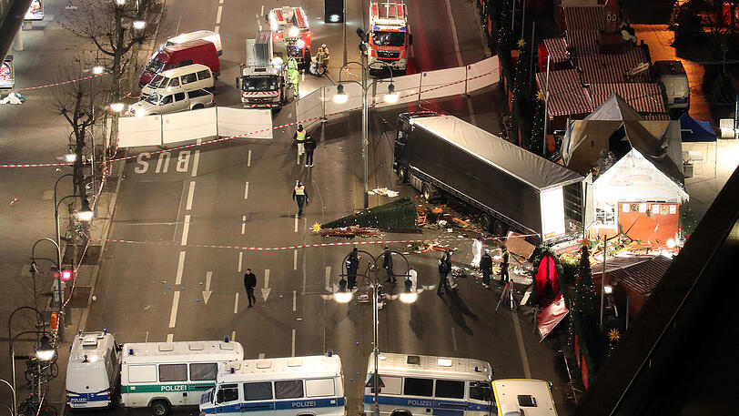 Ein Bild, das Berlin noch lange prägen wird: Der Attentäter-Lkw am Weihnachtsmarkt am Breitscheidplatz.