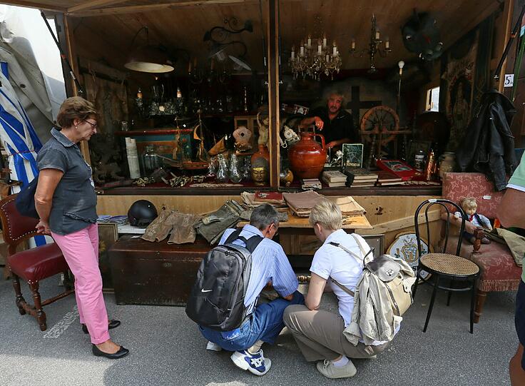 Trödel nicht nur für Trachtler: Viele Münchner besuchten am Wochenende die Auer Dult am Mariahilfplatz