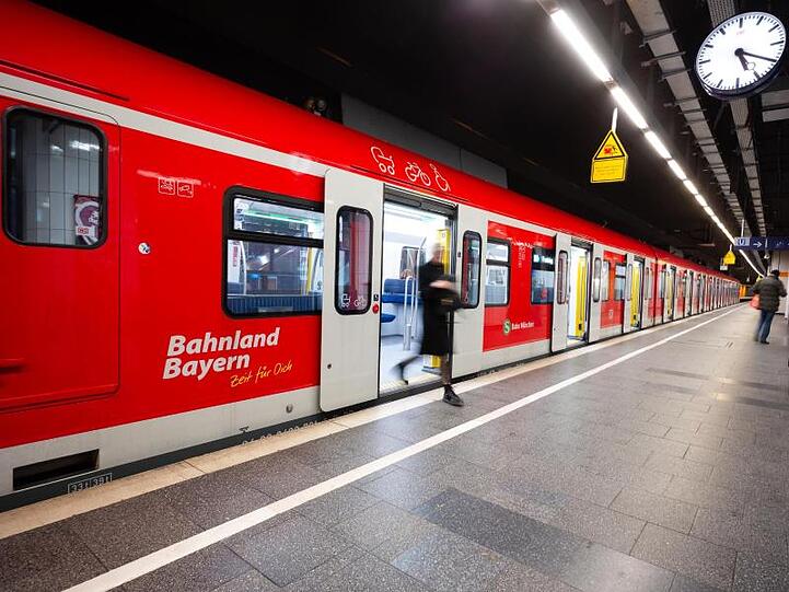 Ein S-Bahnhof in München. Foto: Peter Kneffel/dpa/Symbolbild