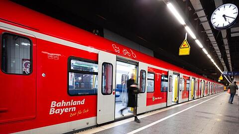 Ein S-Bahnhof in München. Foto: Peter Kneffel/dpa/Symbolbild