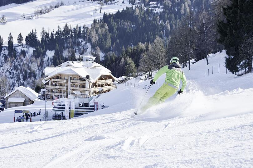 Hotelgaste steigen direkt neben dem Hotel in den Skilift &bdquo;Hofi-Express&ldquo; ein und sind damit auch gleich Teil des Skiverbunds amade, eines der funf großten und modernsten Skigebiete Osterreichs. Mit dem hoteleigenen Skiverleih steht dem grenzenlosen Skivergnugen nichts im Wege. Aber auch abseits der Pisten hat das Vier-Sterne-Superior Haus sehr viel zu bieten.