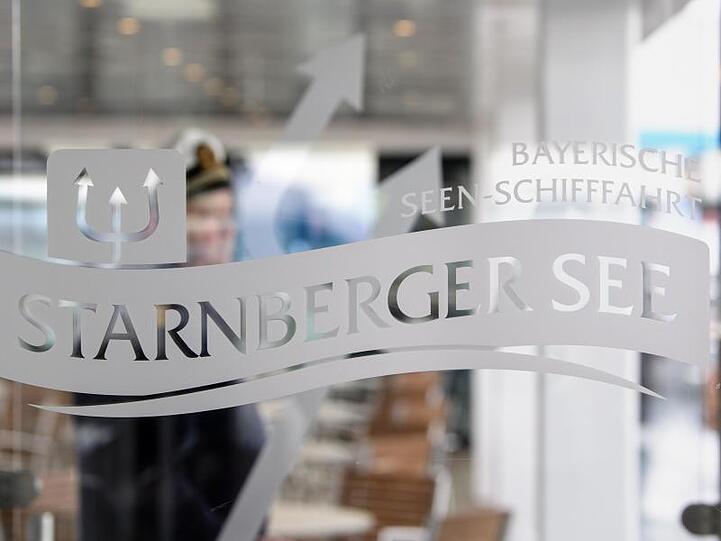 "Bayerische Seenschifffahrt - Starnberger See" ist auf einer Scheibe der MS Seeshaupt auf dem Starnberger See zu sehen. Foto: Matthias Balk/Archiv