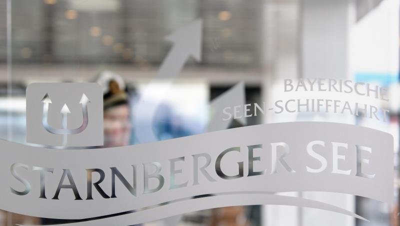 "Bayerische Seenschifffahrt - Starnberger See" ist auf einer Scheibe der MS Seeshaupt auf dem Starnberger See zu sehen. Foto: Matthias Balk/Archiv