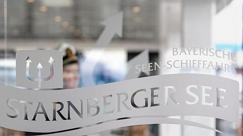 "Bayerische Seenschifffahrt - Starnberger See" ist auf einer Scheibe der MS Seeshaupt auf dem Starnberger See zu sehen. Foto: Matthias Balk/Archiv