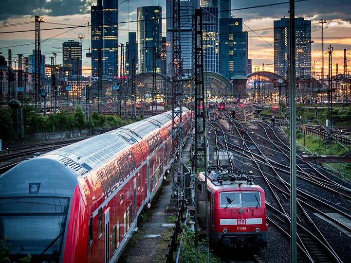 Die Bahn will mehr investieren - und soll nach dem Willen der Eisenbahn-Gewerkschaft EVG vom CO2-Preis profitieren.