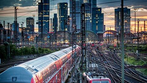 Die Bahn will mehr investieren - und soll nach dem Willen der Eisenbahn-Gewerkschaft EVG vom CO2-Preis profitieren.