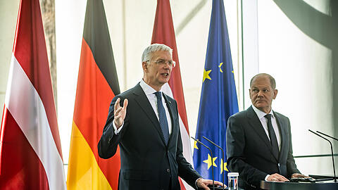 Bundeskanzler Olaf Scholz (SPD, rechts) und Lettlands Ministerpräsident Krisjanis Karins am Rande ihrer bilateralen Gespräche im Bundeskanzleramt.