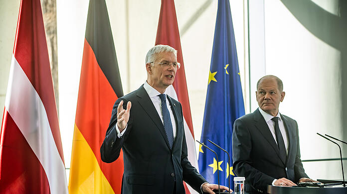 Bundeskanzler Olaf Scholz (SPD, rechts) und Lettlands Ministerpräsident Krisjanis Karins am Rande ihrer bilateralen Gespräche im Bundeskanzleramt.