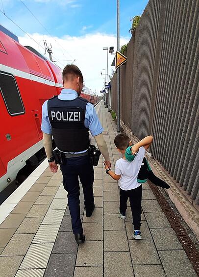 Ein Beamter der Bundespolizei mit dem kleinen Maksim.