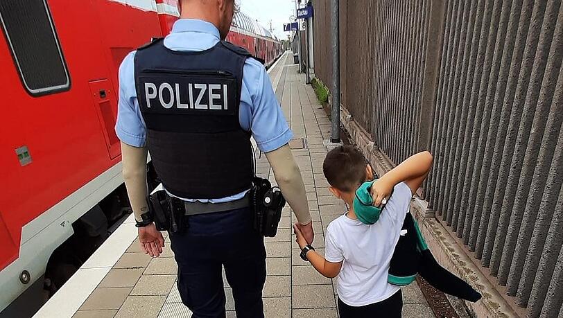 Ein Beamter der Bundespolizei mit dem kleinen Maksim. Ein Beamter der Bundespolizei mit dem kleinen Maksim.