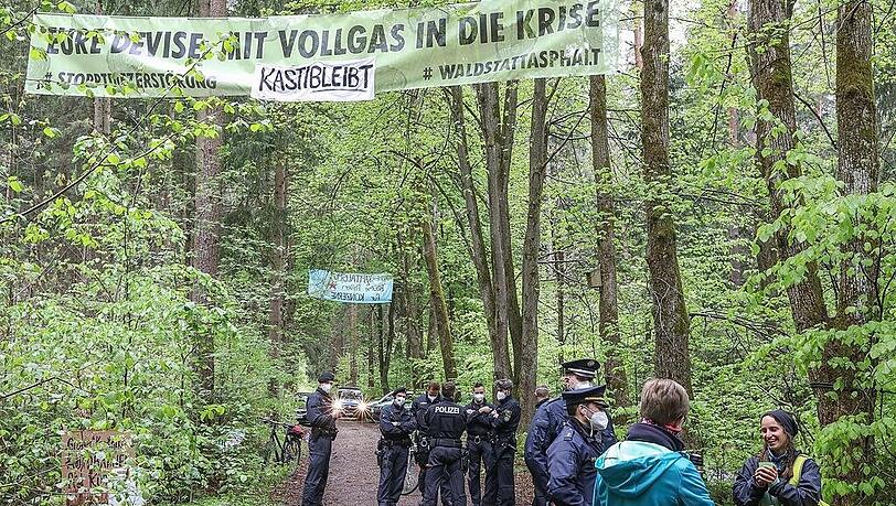 Im Sommer 2021 besetzte Lisa Poettinger mit anderen Umwelt-Aktivisten Forst Kasten. Die Polizei rückte an. Doch inzwischen ist klar: Der Wald bleibt.