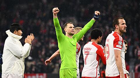 Münchens Torhüter Manuel Neuer (M) jubelt mit seinen Teamgefährten nach dem 3:0-Sieg.