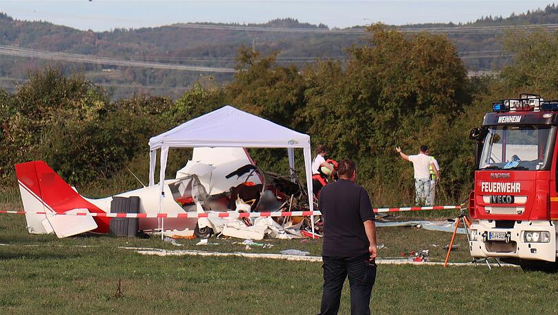 Bei dem Flugzeugabsturz im hessischen Viernheim sind zwei Männer gestorben, eine Frau und ein Kleinkind wurden schwerst verletzt. Bei dem Flugzeugabsturz im hessischen Viernheim sind zwei Männer gestorben, eine Frau und ein Kleinkind wurden schwerst verletzt.