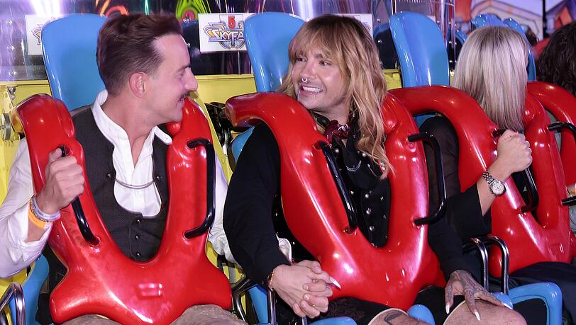 Wiesn-Date von Bill Kaulitz? Der Tokio-Hotel-Star h&auml;lt im Freefalltower H&auml;ndchen mit einem Unbekannten.