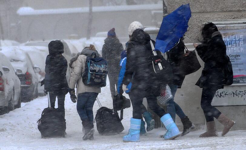 Unangenehmer Kältewind: Schulkinder laufen durch eine Windböe am Bordeauxplatz in München