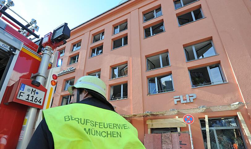 Schwabing am Tag nach der Bombensprengung: Die Spuren der Detonation sind deutlich zu erkennen. Im Laufe des Vormittags werden die Schäden an den Gebäuden der Umgebung erfasst.
