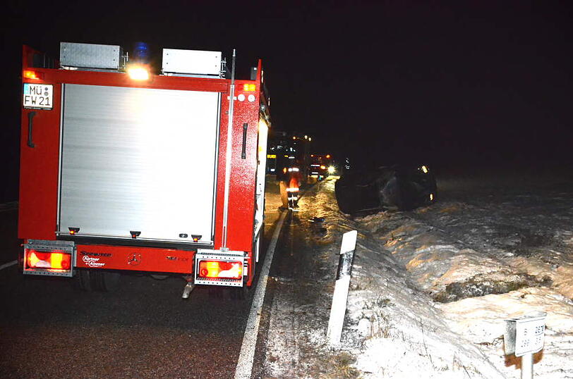 Unfall  bei Feichten: Der Fahrer eines VW Polo kommt von der Fahrbahn ab und überschlägt sich mehrfach mit seinem Wagen. Riesenglück: Der Mann wurde nur leicht verletzt.