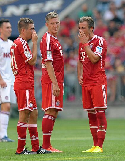 BASTIAN SCHWEINSTEIGER: Note 3
Erneut Libero vor der Abwehr, der Lothar Augensteiner. Peps Zauberlehrling spielte Ballschlepper und Verteilstation. 113 Ballkontakte. Aber reicht ihm das?