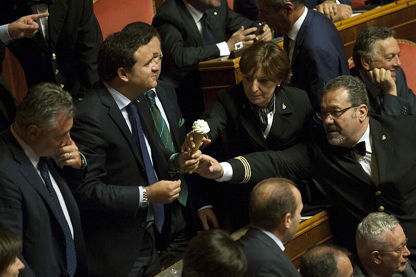 Im italienischen Parlament streiten sich die Abgeordneten sogar um eine Kugel Eis.