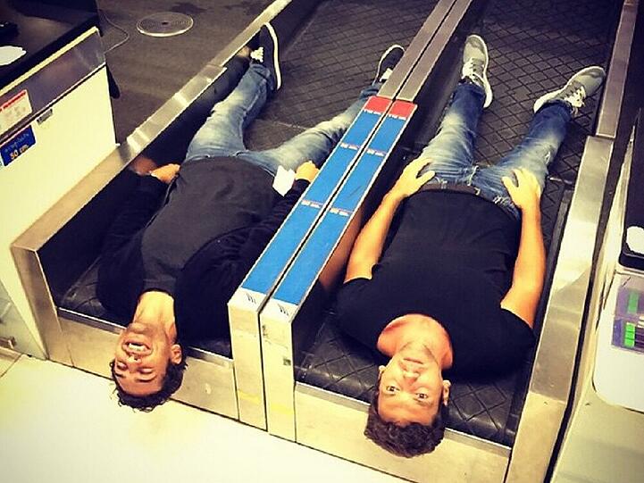 Elyas M'Barek (l.) lässt sich nach Hause verfrachten