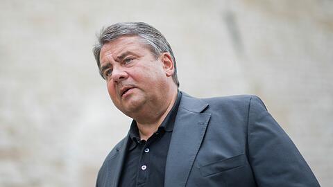 Sigmar Gabriel zeigte pöbelnden rechten Demonstranten den Mittelfinger (Archivbild).
