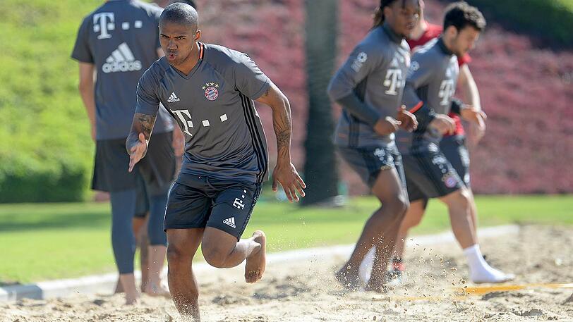 Auch Sprints durch den Sand dürfen natürlich nicht fehlen. Hier arbeitet Flügelflitzer Douglas Costa an seiner Spritzigkeit.