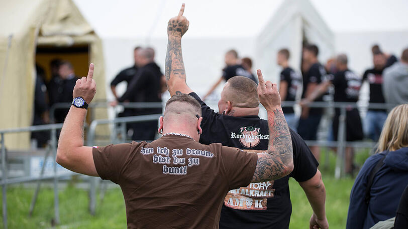 "Rock gegen Überfremdung": Die Bilder vom Neonazi-Konzert und dem Gegenprotest.