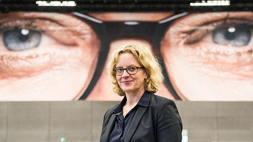 Natascha Kohnen am Samstag beim außerordentlichen Parteitag der Bayern-SPD im kleinen Olympiastadion vor einem Porträt von sich selbst.