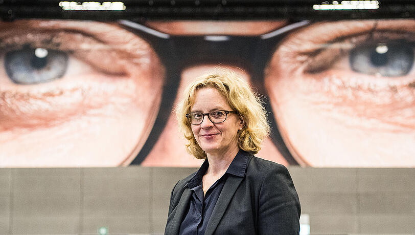 Natascha Kohnen am Samstag beim außerordentlichen Parteitag der Bayern-SPD im kleinen Olympiastadion vor einem Porträt von sich selbst. Natascha Kohnen am Samstag beim außerordentlichen Parteitag der Bayern-SPD im kleinen Olympiastadion vor einem Porträt von sich selbst.