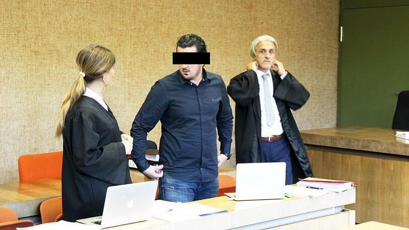 Vor dem Prozessabbruch: Der Angeklagte mit seinen Verteidigern.