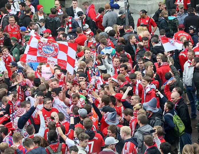 Fans lassen es beim Champions-League-Finale des FC Bayern gegen Dortmund rund um den Marienplatz krachen. Die Bilder