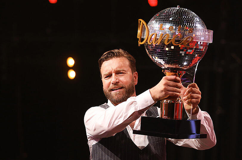 Niels Ruf schnappt sich den Siegerpokal.