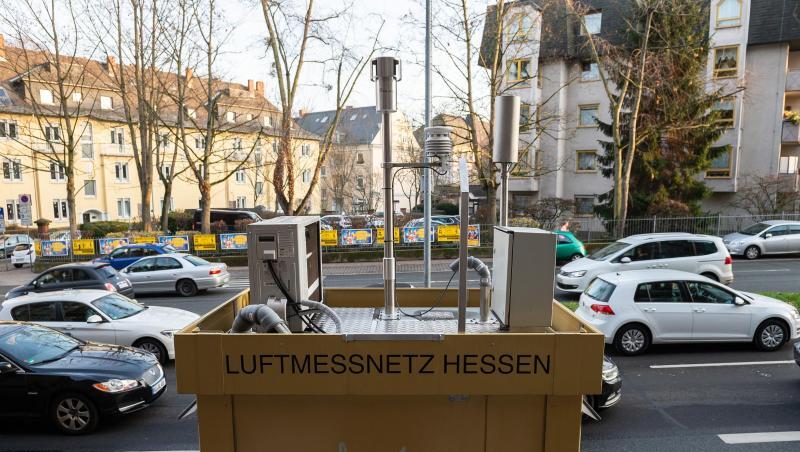 Luftmessstation am Straßenrand. Die Bundesregierung will an dem Grenzwert, den umgerüstete Euro 5 Dieselfahrzeuge erfüllen müssen, festhalten. Luftmessstation am Straßenrand. Die Bundesregierung will an dem Grenzwert, den umgerüstete Euro 5 Dieselfahrzeuge erfüllen müssen, festhalten.