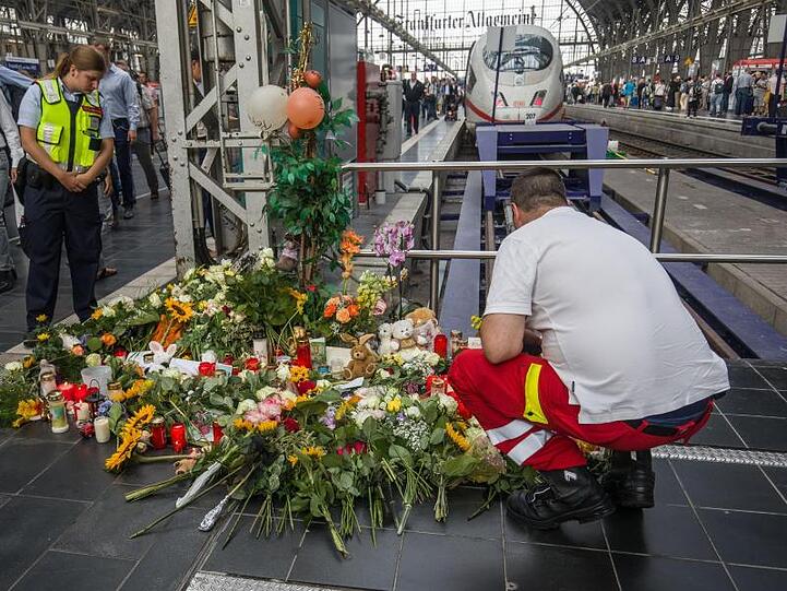 Ein Ersthelfer, der am Tag zuvor vor Ort war, legt am Bahnsteig 7 im Frankfurter Hauptbahnhof Blumen nieder.