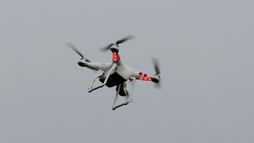 Eine Drohne fliegt über Stadelheim. (Symbolbild) Eine Drohne fliegt über Stadelheim. (Symbolbild)